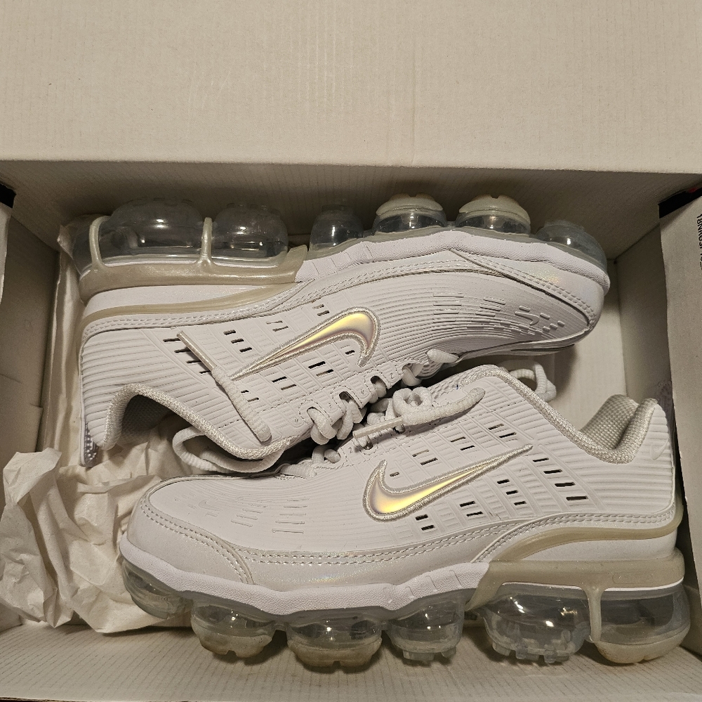Nike - Picture 2 of 2